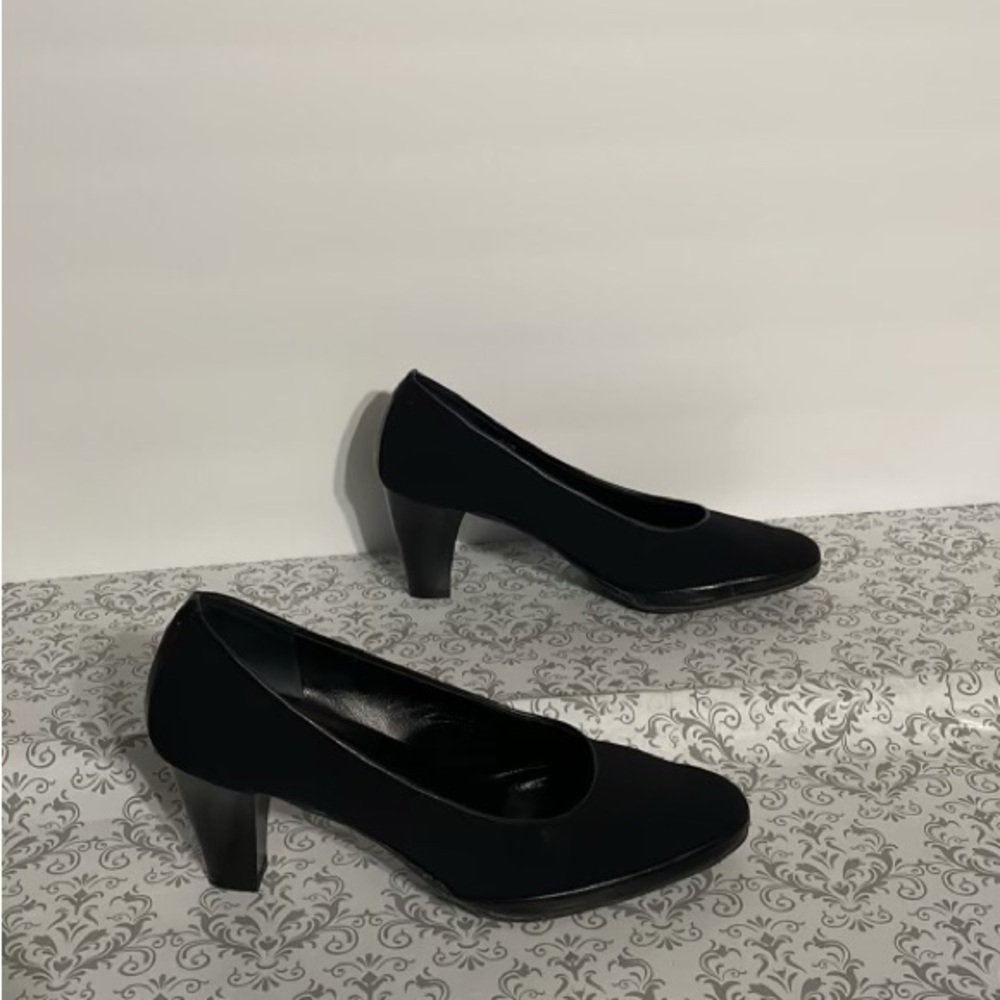Amalfi by Rangoni heels shoes, size 8.5M